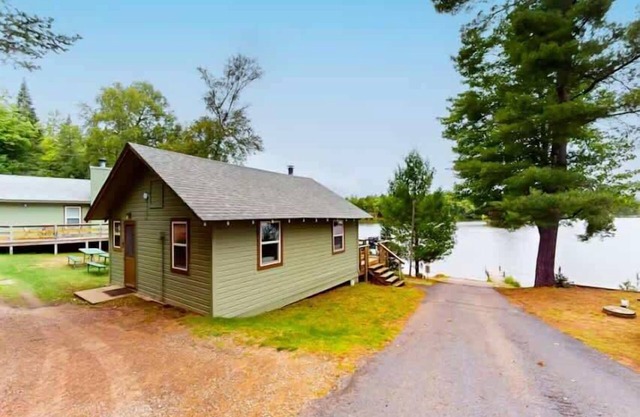 Anderson Lakeside Cabin: Beach Access