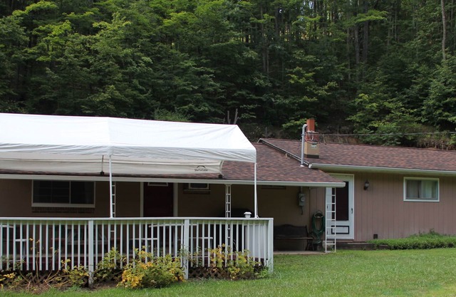 Das Andrus Cottage liegt 3 / 10s einer Meile von einer wunderschönen Bucht am Raystown Lake entfernt.