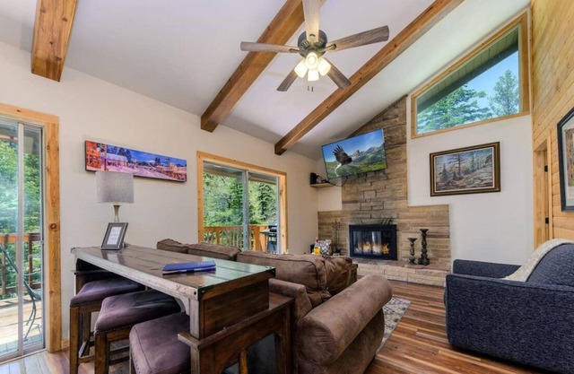 Angel Falls- Riverside, Hot Tub, Game Room, Pets