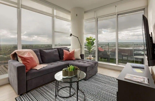 Angelite Bnb: Modern 2 bdrm apt downtown w/Stampede views, FREE parking, WiFi