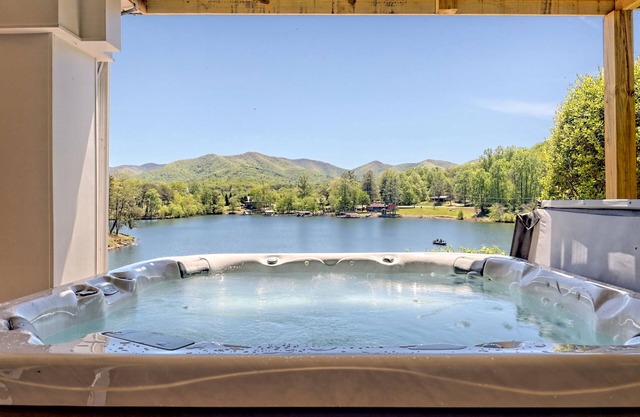 6 bd 3.5 bath sleeps 14 lakefront hot tub game room