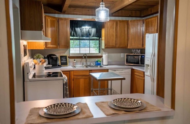 Angler's River Cabin & Guest House w/ Private Dock on Little Red River
