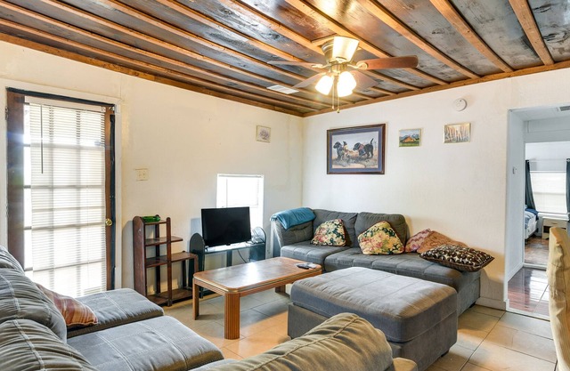 Angleton Home w/ Smart TVs - 16 Mi to Beaches!