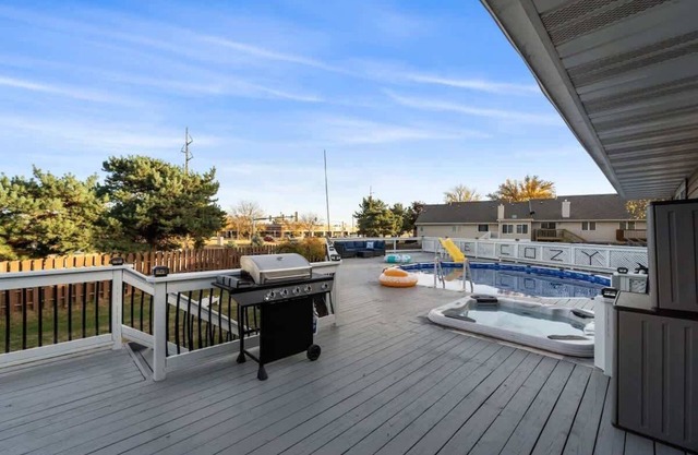 Travel Haven - 6 Beds, 5 BR, 3 Bath, Near I-35