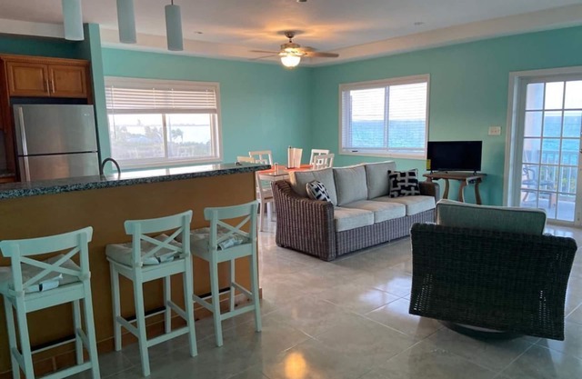 Anna's Hidden Gem - Waterfront Home