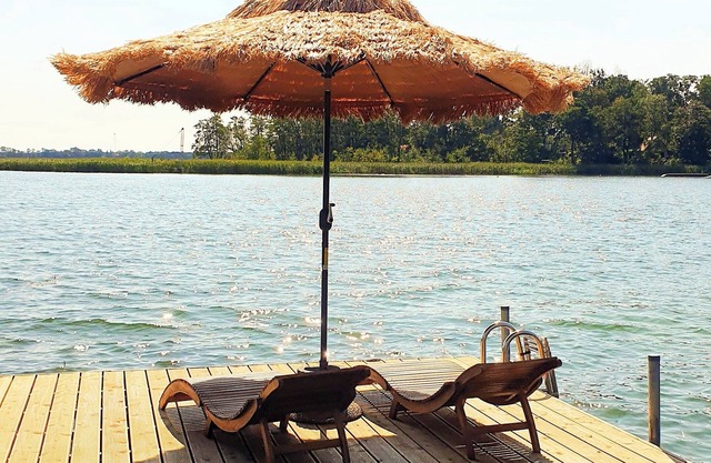 Dachgeschoss-Apartment/Kamin&Balkon.Direkt am See mit Privatsteg&2.500 qm Garten