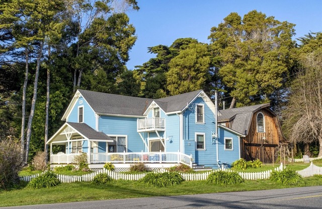 Annie`s Beach House - A historic and cozy rental just minutes away from the beach!