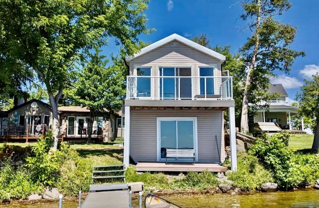 Annie's Lakefront Cottage in Kawartha Region