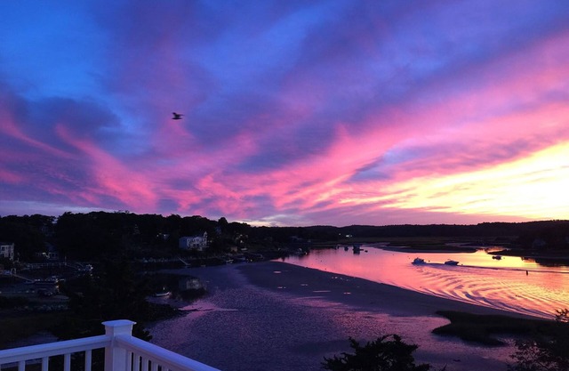 Annisquam River Sunsets: Genießen Sie spektakuläre Sonnenuntergänge und eine entspannte Flussstimmung.