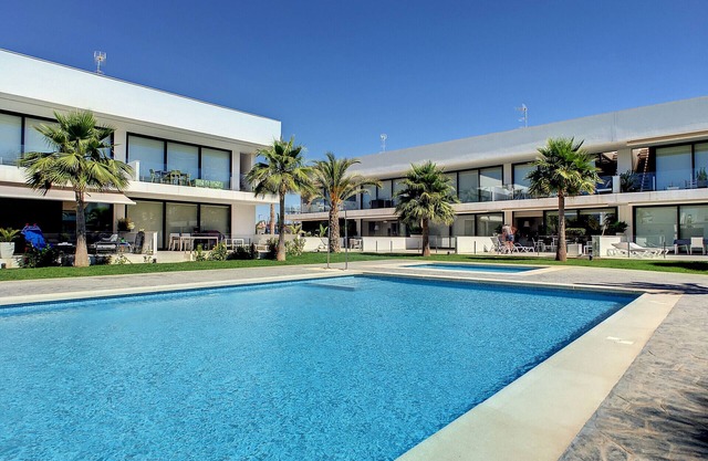 Moderne, große Terrasse, Pool und BBQ