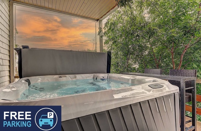 Antique CAT 2 King Bed Hot Tub Free Parking