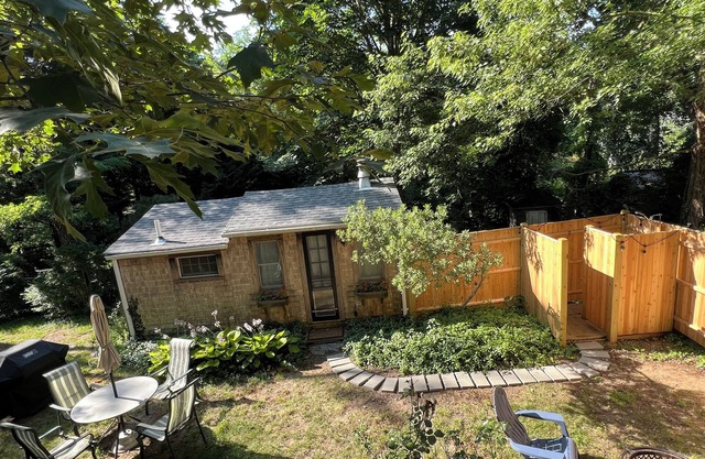 Antique Cottage with King Bed, Kitchen, Bath, Private Yard & Path to Arey's Pond