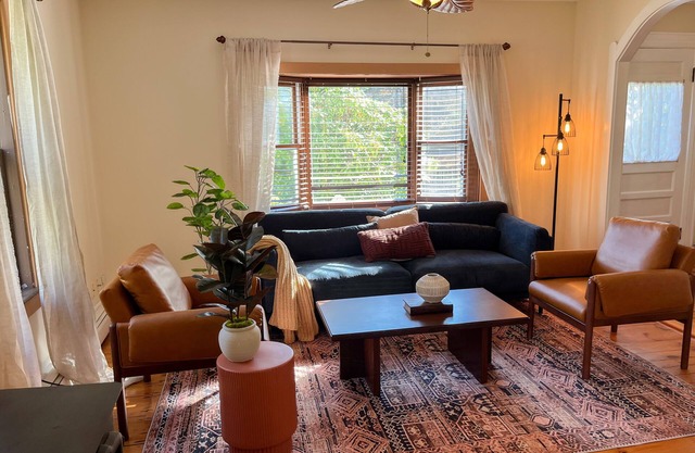Antique Farmhouse| King Bed| 2bathrooms| 30 mins to Acadia Natl Park