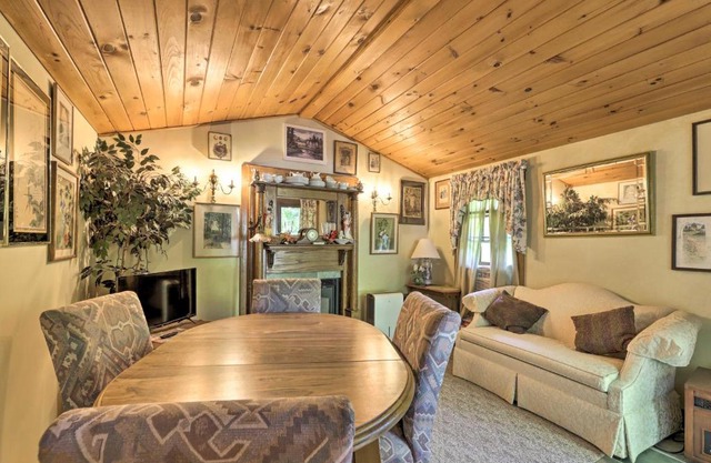 Antique-Filled Home, half Mi to Woodstock Fair
