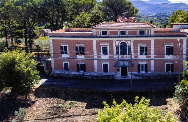 SCHÖNE ANTIKE VILLA MIT EINEM PARK UND FABULOUS ANSICHT SCHLIESSEN ZU ROM