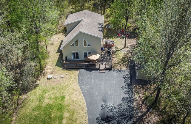 Antler Chalet - Sleeps 10, Hot tub, Gameroom ~ 4 minutes to Big Boulder!