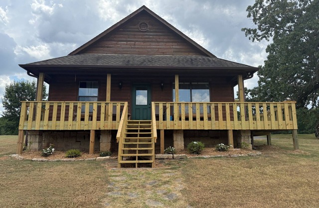 Antler Oaks Lakeside Cabin