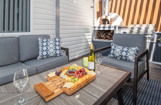 New 2-bedroom house in Yomitan with WiFi, AC, Full Kitchen, BBQ, Pizza Oven