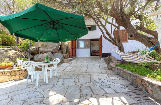 Ferienwohnung 'Monolocale' mit Meerblick, privatem Garten und Klimaanlage