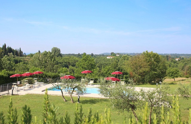 Perfekt für Familien in einem Ferienhaus mit Pool, Park, WLAN und Hängematten!