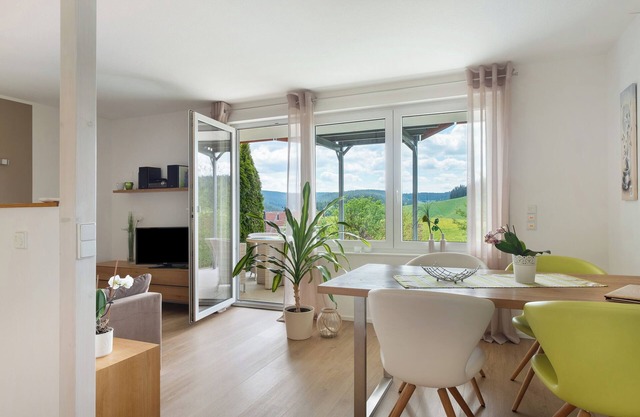 Ferienwohnung 'Furtwangen' mit Bergblick, privater Terrasse und Wi-Fi