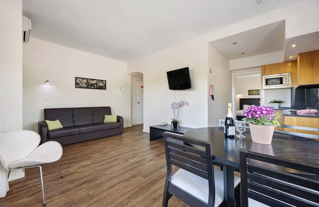 Ferienwohnung 'T1 Atlântico' mit Bergblick, Pool, Balkon und WLAN