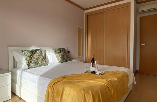 Apartamento aconchegante, espaçoso, com excelente localização.