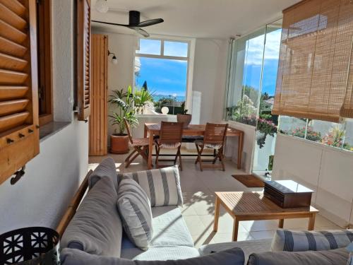 Apartamento Calablanca con amplia terraza y vistas al mar y a la montaña