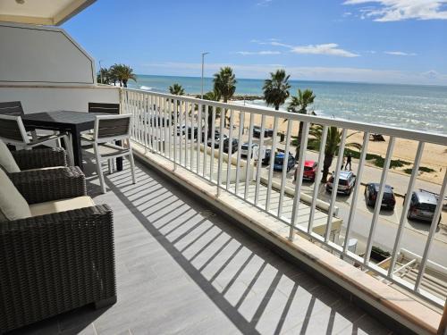 Apartamento moderno na praia com varanda grande