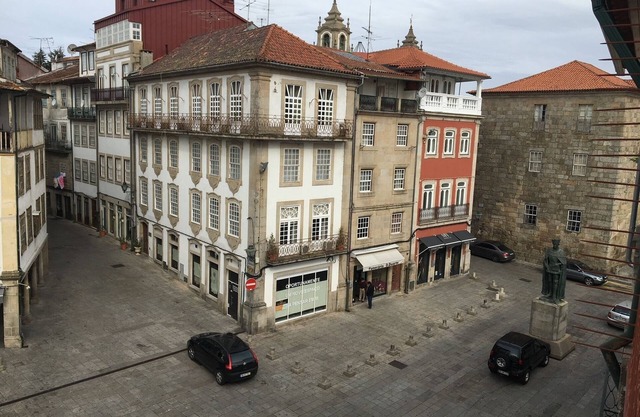 Apartamento na Praça Dom Duarte, 3º Andar com Varanda