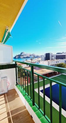 APARTAMENTO NUEVO CÉNTRICO en PRIMERA Línea de playa con vistas al Mar, Piscina, aire acondicionado y wifi