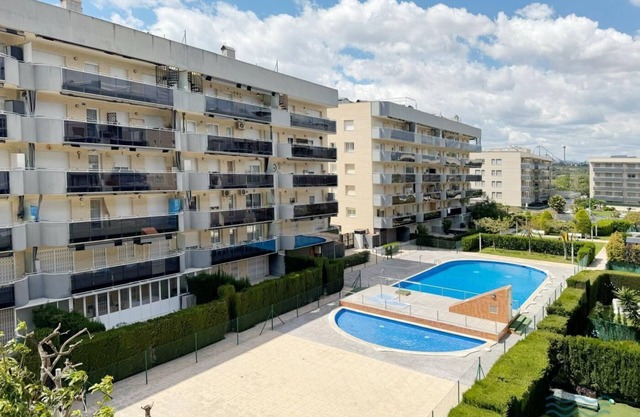 APARTBEACH CALA BLANCA WITH BEAUTIFUL VIEWS OF THE POOL AND PORTAVENTURA