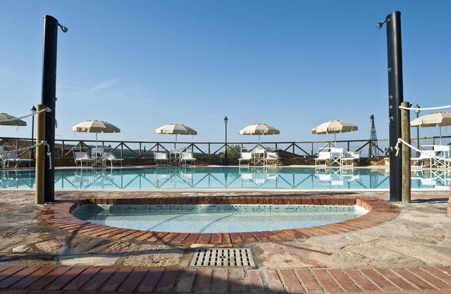 Apartement with air conditioning and outdoor pool