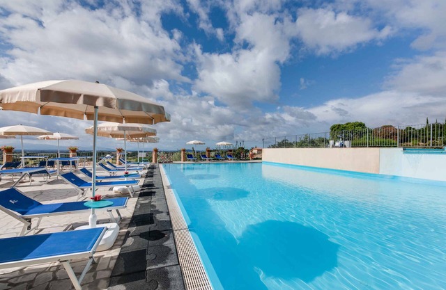 Apartement with air conditioning and outdoor pool