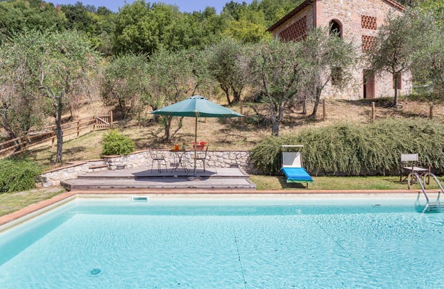 Wohnung in einem Ferienhaus mit W-LAN, Pool, TV, Innenhof, Panoramablick, Parkplatz, bei Lucca