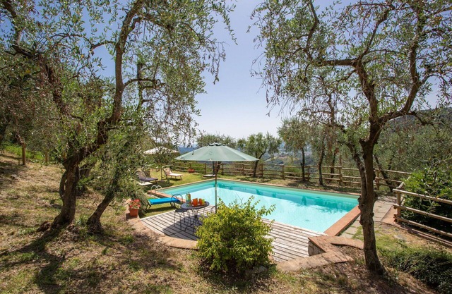 Wohnung in einem Ferienhaus mit W-LAN, Pool, TV, Innenhof, Panoramablick, Parkplatz, bei Lucca