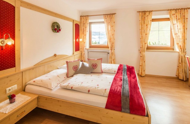 Ferienwohnung "Voppichlhof Arnika" mit Bergblick, privater Terrasse und WLAN