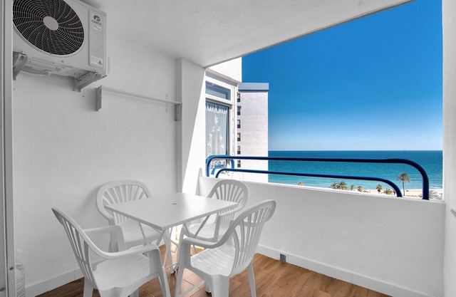 Ferienwohnung 'Playa Puig' mit Gemeinschaftspool, WLAN und Klimaanlage