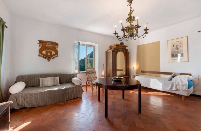 Apartment with sea view and shared garden