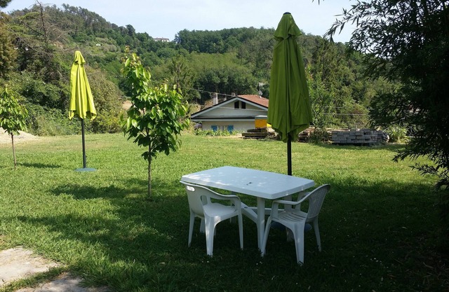 apartment 3 km from the sea garden parking spaces max 4 people castelnuovo magra