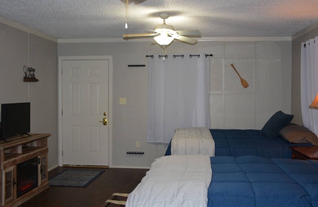 Apartment 1 - 2760 Carters Ferry Road Milam Texas. Free Ice !!!