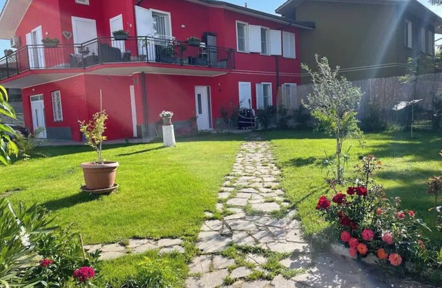 Apartment 1.5 km from Pavia, ideal for couples in a quiet area.