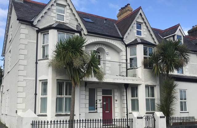 APARTMENT 2, GORWEL GLAS, pet friendly in Llanbedrog
