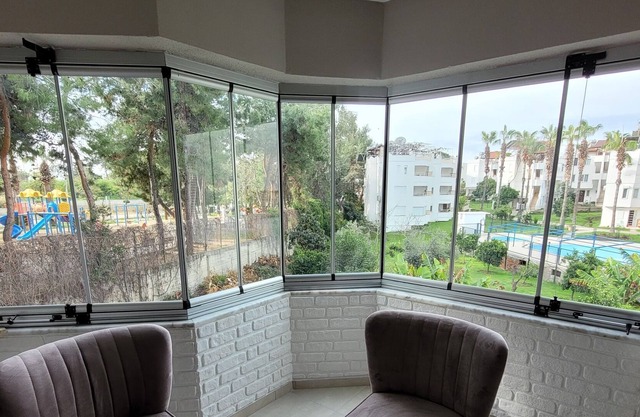 Apartment 2min walk from beach, adult children's pool, in town center