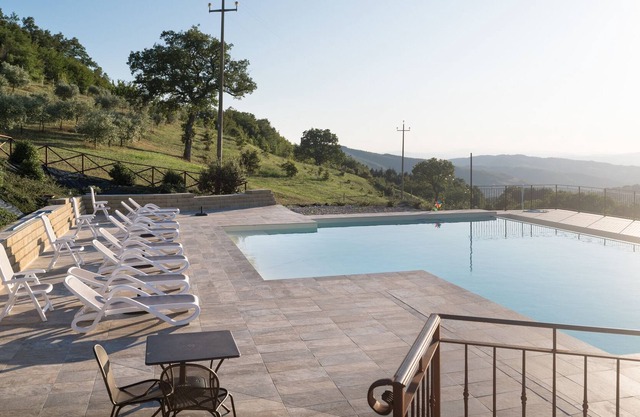 Apartment mit 4 Betten, eigenem Bad und Pool im Grünen von Assisi