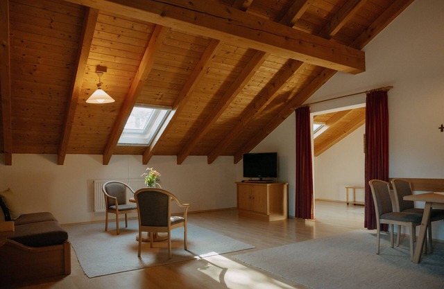 Apartment im Dachgeschoss mit Balkon