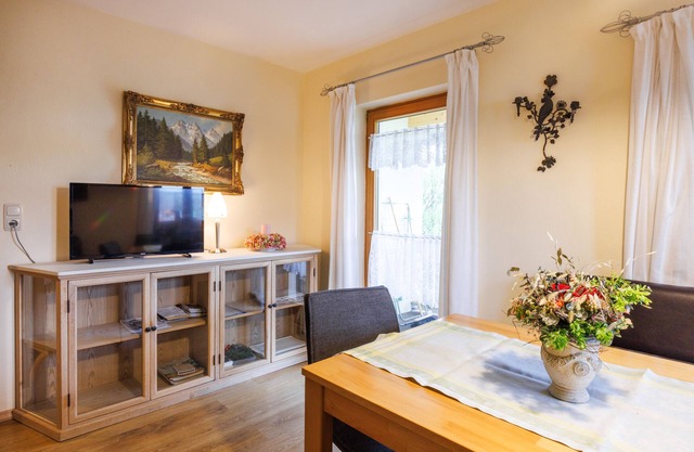 Ferienwohnung 70qm, Balkon, Carport, Küche, 2 Schlafzimmer u. Wohnzimmer, 4 Pers