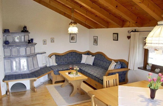 Ferienwohnung 75 qm, für 4 Personen mit Kachelofen und Balkon