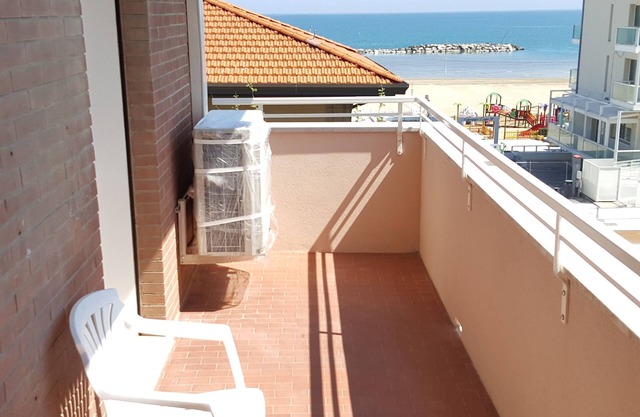 Wohnung 90 qm, 3 Zimmer, 2 Bäder, ein paar Schritte vom Meer entfernt