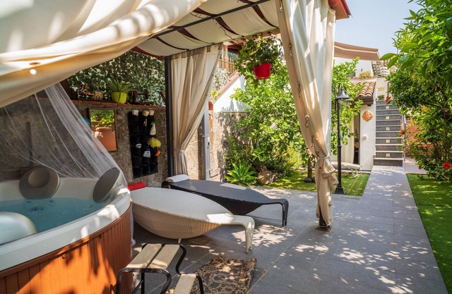 Ferienwohnung 'A Ugghia- Dependance' mit Gemeinschaftsgarten, Whirlpool und Klimaanlage